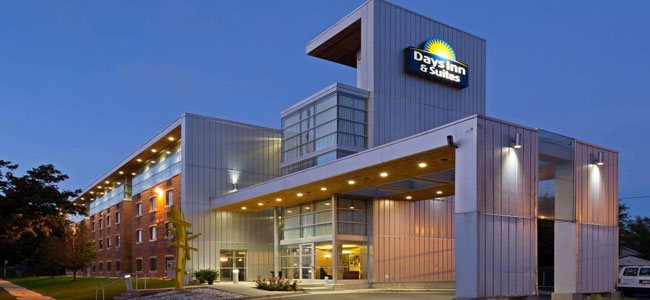 Days Inn and Suites by Wyndham to Milwaukee International Airport Car Service