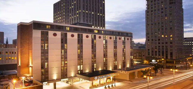 DoubleTree by Hilton Hotel Downtown to Milwaukee International Airport Car Service
